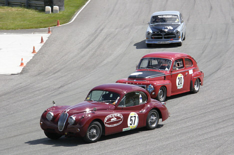 Jaguar XK 140 køreren Arne Jacobsen kæmpede hårdt med de nyere Volvo'er.